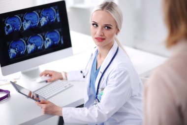 Doktor ve hasta masada otururken bir şey tartışıyorlar. Tıp ve sağlık hizmetleri kavramı. Doktor ve hasta.