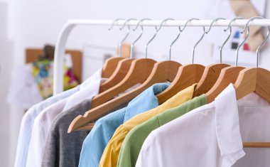 Tasarımcı giyim mağazası bir raf kıyafet dayan