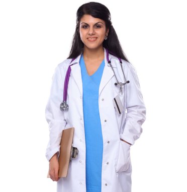 Beyaz arka planda duran pano ve steteskoplu genç doktor ya da doktor.