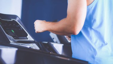 Adam üzerinde eğitmenler egzersiz jimnastik salonu