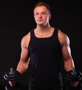 yakışıklı kaslı adam dumbell ile çalışma dışarı