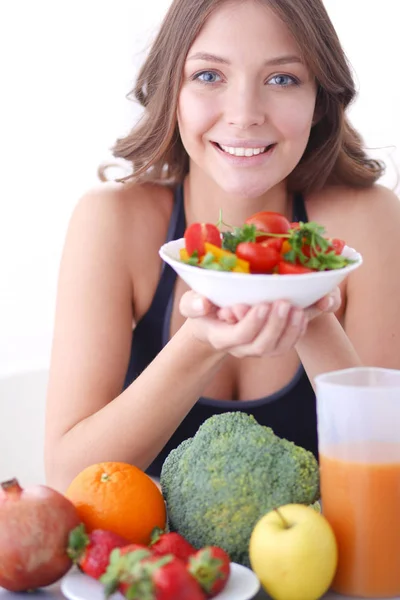 Retrato de una joven sonriente con ensalada de verduras vegetarianas. — Foto de Stock