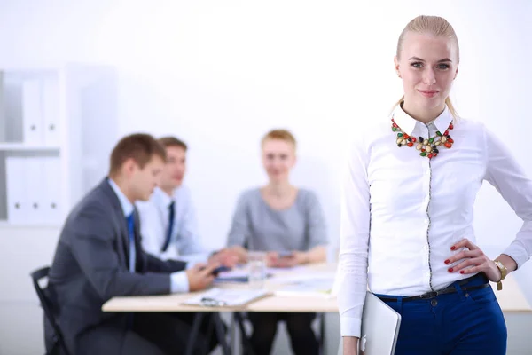 Porträt einer jungen Frau, die mit einem Ordner im Büro steht. Porträt einer jungen Frau. Geschäftsfrau — Stockfoto