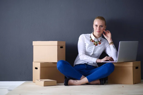 Kobieta siedzi na podłodze w pobliżu pola z laptopa. Kobieta interesu — Zdjęcie stockowe