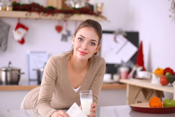 Mujer atractiva sonriente desayunando en el interior de la cocina. Mujer atractiva sonriente . — Foto de Stock