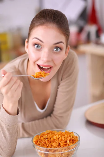 Sorridente donna attraente che fa colazione in cucina interna. Sorridente donna attraente . — Foto Stock