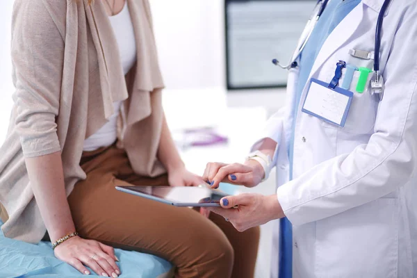 Arzt und Patient diskutieren etwas, während sie am Tisch sitzen. Medizin und Gesundheitswesen. Arzt und Patient — Stockfoto