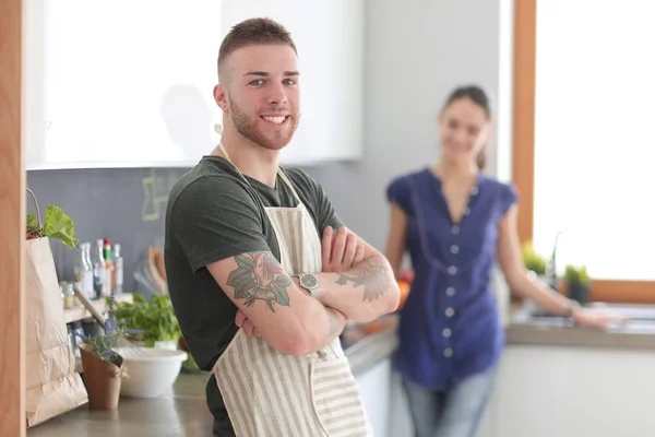 Paar kocht zu Hause gemeinsam in der Küche — Stockfoto