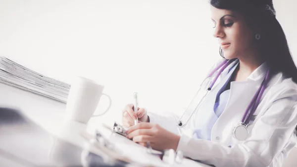 Masada oturan gülümseyen güzel genç bayan doktor. — Stok fotoğraf