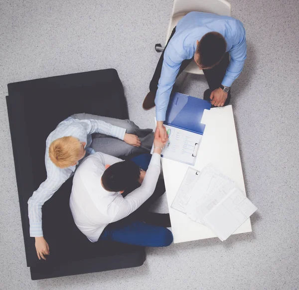 Geschäftsleute sitzen und diskutieren bei Geschäftstreffen, im Büro — Stockfoto