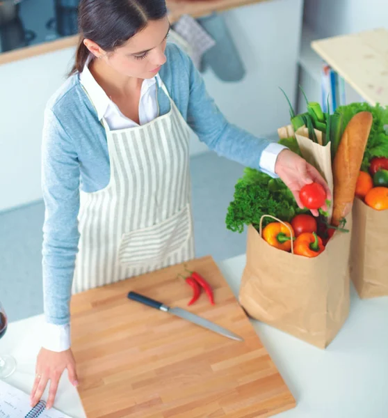 Donna che fa cibo sano in piedi sorridente in cucina — Foto Stock