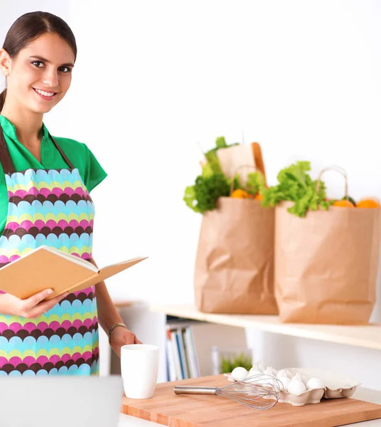 Donna sta facendo torte in cucina — Foto Stock