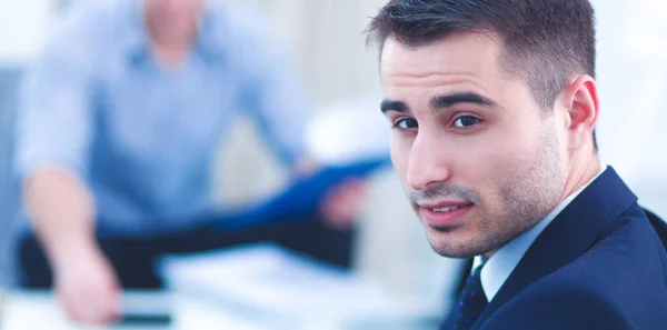 Zakenmensen zitten en discussiëren op zakelijke bijeenkomst, in functie — Stockfoto