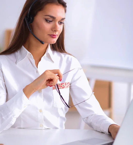 Empresária atraente sentada na mesa no escritório — Fotografia de Stock