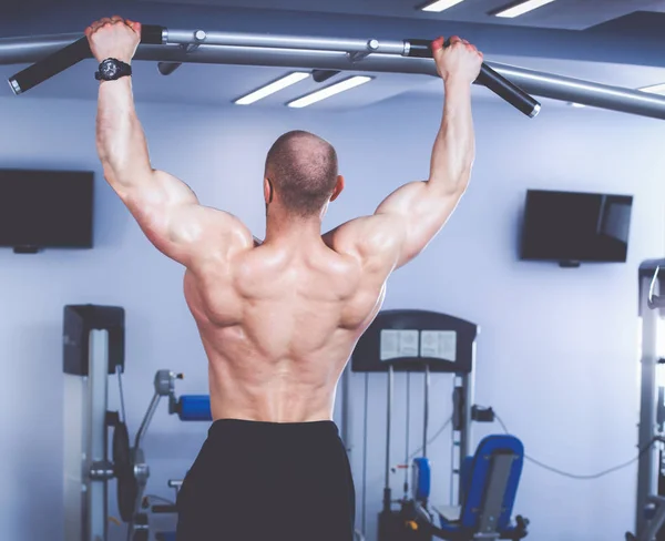 Jonge man training op de sportschool met oefeningen — Stockfoto