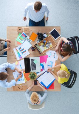 Oturma ve iş toplantısında tartışırken iş adamları. İş adamları