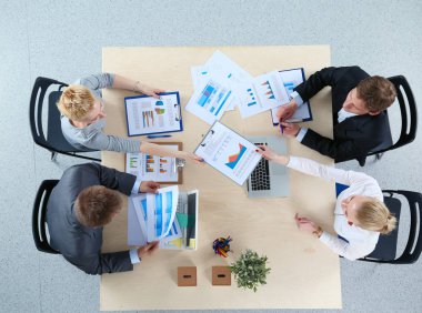 Oturma ve iş toplantısında tartışırken iş adamları. İş adamları .