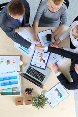 Oturma ve iş toplantısında tartışırken iş adamları. İş adamları .