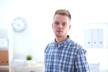 İş adamları ofiste görüştüler.