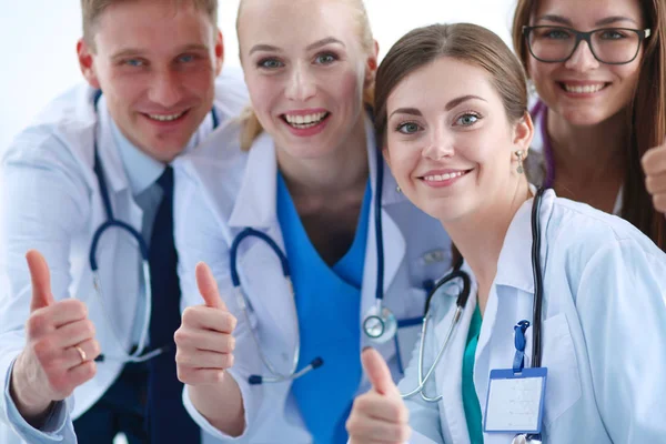 Retrato do grupo de colegas de hospital sorridentes juntos. Médicos — Fotografia de Stock