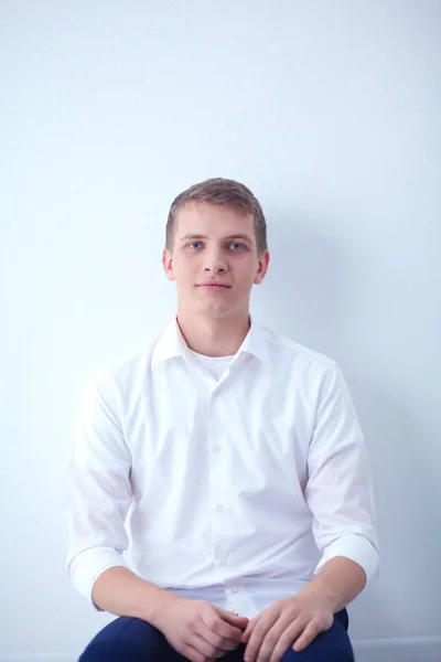 Joven hombre de negocios trabajando en la oficina, de pie. Joven hombre de negocios — Foto de Stock