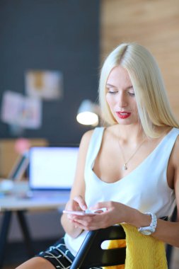 Kadın tasarımcı ofis cep telefonu kullanma