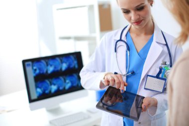 Doktor ve hasta masada otururken bir şey tartışıyorlar. Tıp ve sağlık hizmetleri kavramı. Doktor ve hasta.