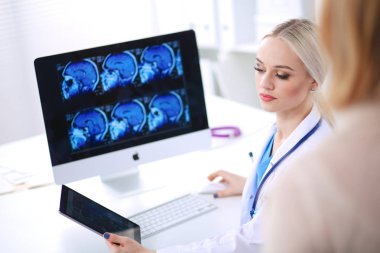 Doktor ve hasta masada otururken bir şey tartışıyorlar. Tıp ve sağlık hizmetleri kavramı. Doktor ve hasta.