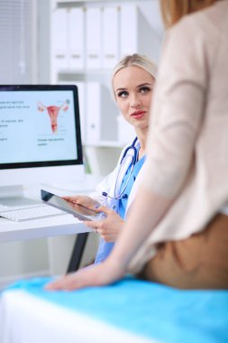 Doktor ve hasta masada otururken bir şey tartışıyorlar. Tıp ve sağlık hizmetleri kavramı. Doktor ve hasta.