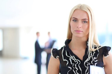 Gülümseyen iş adamları ofiste iyi bir sunumu alkışlıyorlar. .