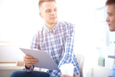 İş adamları ofiste görüştüler.