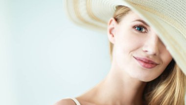 Retrato de la hermosa modelo con sombrero, aislado sobre fondo blanco