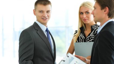 Bir klasörde elleri ile ön planda duran iş kadın