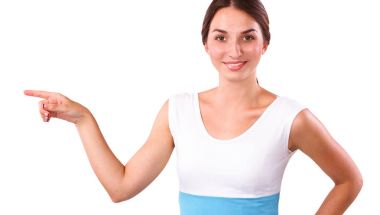 yukarı dönük, gülümseyen genç bir kadın portresi