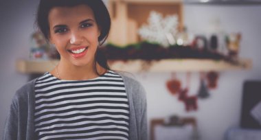 Genç bir kadının portresi mutfak arka planında..