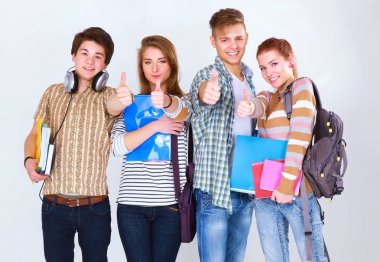 Not defteri tutan mutlu bir grup öğrenci, beyaz arka planda izole edilmiş.