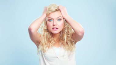 ayakta, gri arka plan üzerinde izole genç kadın