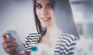 mooie jonge vrouw in winkel