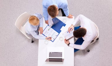 genç kadın fotoğrafçı masada oturan resimleri işleme