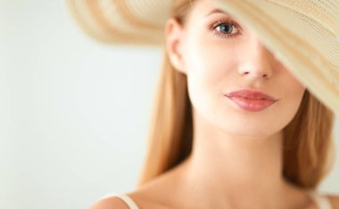 Retrato de la hermosa modelo con sombrero, aislado sobre fondo blanco