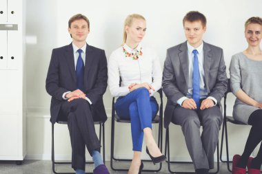 Ofiste sandalyede oturan bir grup iş adamı. Bir grup iş adamı