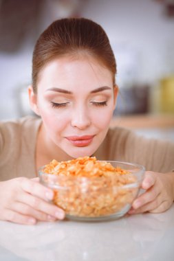 Gülümseyen çekici kadın kahvaltı mutfak iç. Gülümseyen çekici kadın.