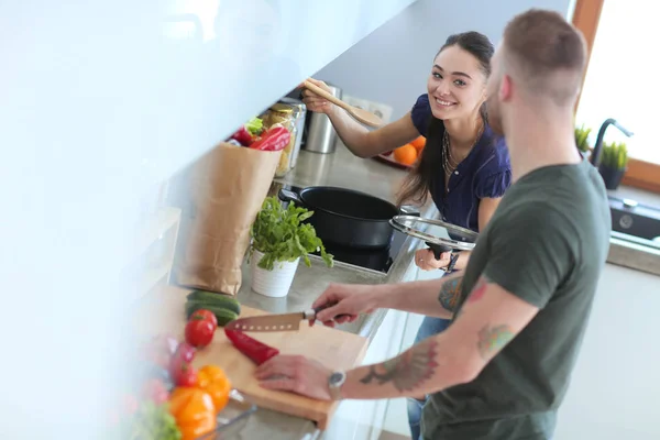 Casal cozinhar juntos em sua cozinha em casa — Fotografia de Stock