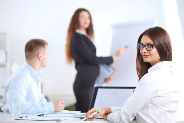 Mensen uit het bedrijfsleven zitten en te bespreken tijdens een zakelijke bijeenkomst, in office. Mensen uit het bedrijfsleven — Stockfoto