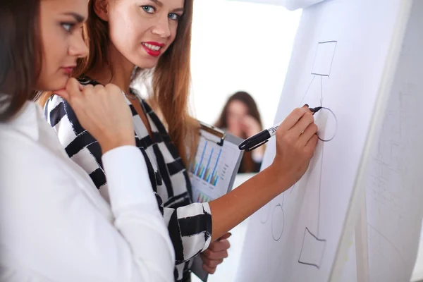 Mensen uit het bedrijfsleven zitten en te bespreken tijdens een zakelijke bijeenkomst, in office. Mensen uit het bedrijfsleven — Stockfoto