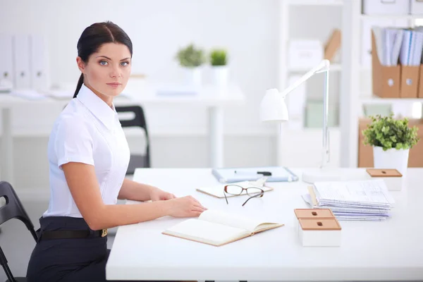 Attraktiv affärskvinna sitter på kontoret, isolerad — Stockfoto