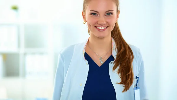 Mulher médico standingat hospital — Fotografia de Stock