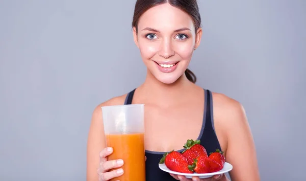 Retrato de jovem sorridente com salada vegetal vegetariana — Fotografia de Stock