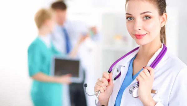 Femme médecin debout avec stéthoscope à l'hôpital — Photo