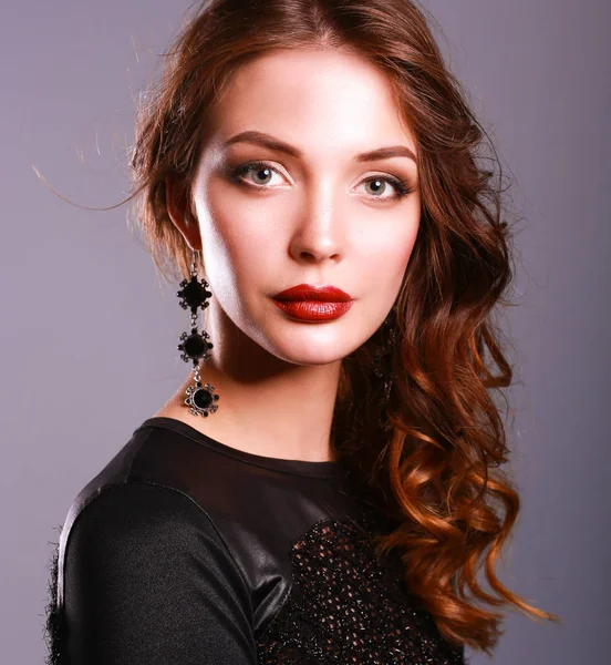 Hermosa mujer con maquillaje de noche en vestido negro — Foto de Stock